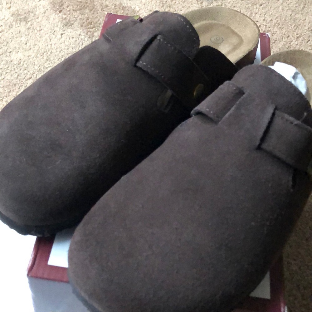 House shoes not worn yet they’re a 9 in women’s 🙂